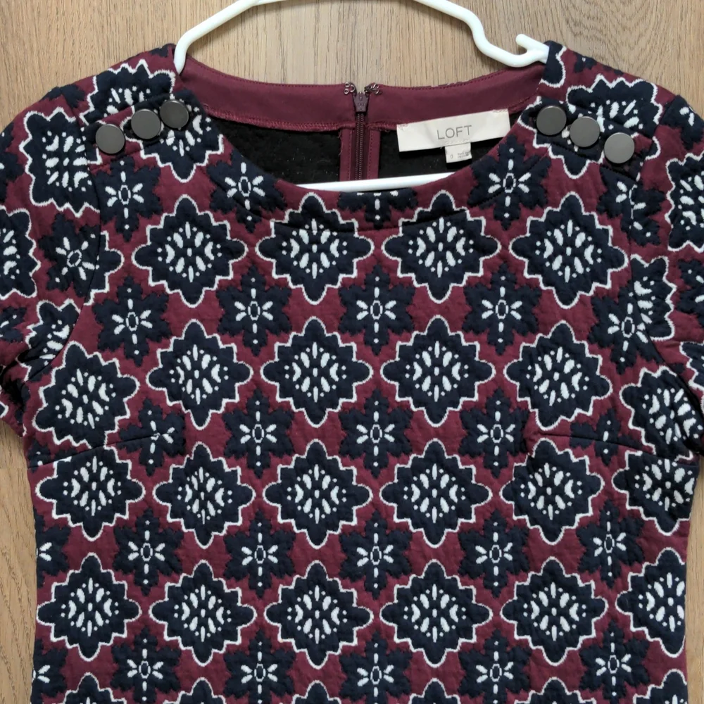 LOFT Burgundy+Navy Jacquard Shift Dress In Size 0 - Picture 4 of 6
